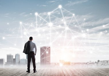 İşadamı arkasını kolluyor ve ağ çizimi kavramına bakıyor