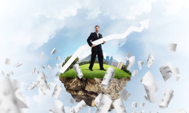 Arkaplanda bulutlu gökyüzü manzarasına karşı uçan adada duran takım elbiseli genç ve kendine güvenen bir iş adamının kavramsal görüntüsü..