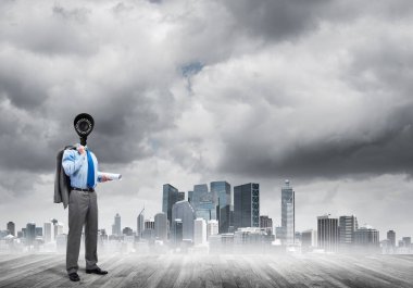 Kamera başlıklı adamla güvenlik ve gizlilik koruması kavramı