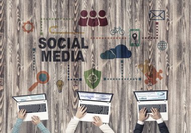 Masada oturan ve alet kullanan iş adamlarının en iyi görüntüsü.