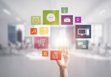 Modern ofis iç ve iş kadını el seçimi yakın 