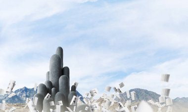 Nefes kesici manzarası olan çok sayıda taş sütun.