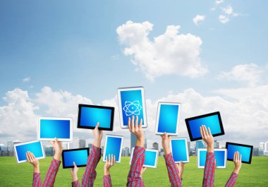 Boş mavi ekranlı tablet bilgisayarı gösteren kadın ellerini kapat