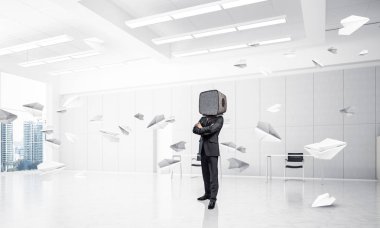 İşadamı kafa yerine eski bir Tv ile.