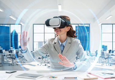 Dijital medya yapısı içinde office dururken ile sanal gerçeklik kulaklık kullanarak takım elbiseli güzel ve genç iş kadını. Güncel güvenlik teknolojileri