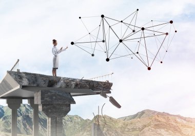 Kırık köprü sonunda akıllı telefon kullanarak beyaz üniforma ve sosyal medya ağ yapısı ile interracting emin kadın doktor. Tıbbi endüstri konsepti. Arka planda peyzaj görünümü