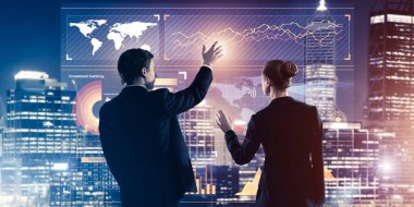 Arka ayakta ve sanal ekran ile birlikte çalışan iki iş adamları