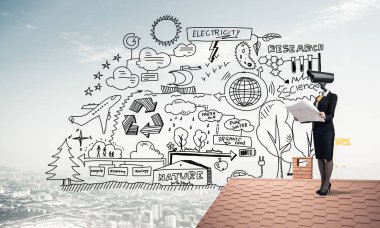 Evin çatısında baş durmak yerine kamerayla zum yapan yüzsüz iş kadını.