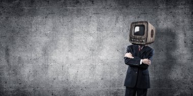 İşadamı kafa yerine eski Tv ile.