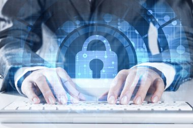 Klavye üzerinde kadın yazarak şifre ile Internet güvenlik kavramı