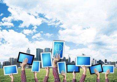 Boş mavi s ile tablet pc gösteren satırda kadın ellerinin yakın
