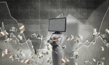 Kafa yerine TV ile iş kadını.