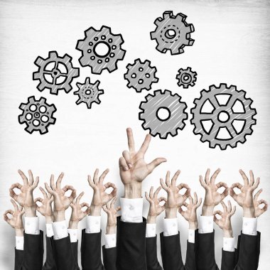 Bir grup iş adamı ahşap arka planda jestler gösteriyor.