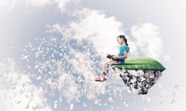 Gökyüzü adasında yüzen tatlı gülümseyen genç kız kitap okuyor.