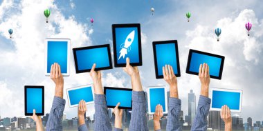 Tablet bilgisayarını boş mavi ekranla gösterme kuyruğunda adamın ellerini kapat