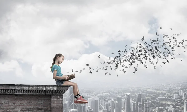 Roztomilé Dítě Dívka Sedící Budování Střechy Čtení Knihy Dopisy Létat — Stock fotografie