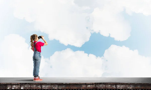 Roztomilé Dívka Školního Věku Střeše Budovy Při Pohledu Dalekohledu — Stock fotografie