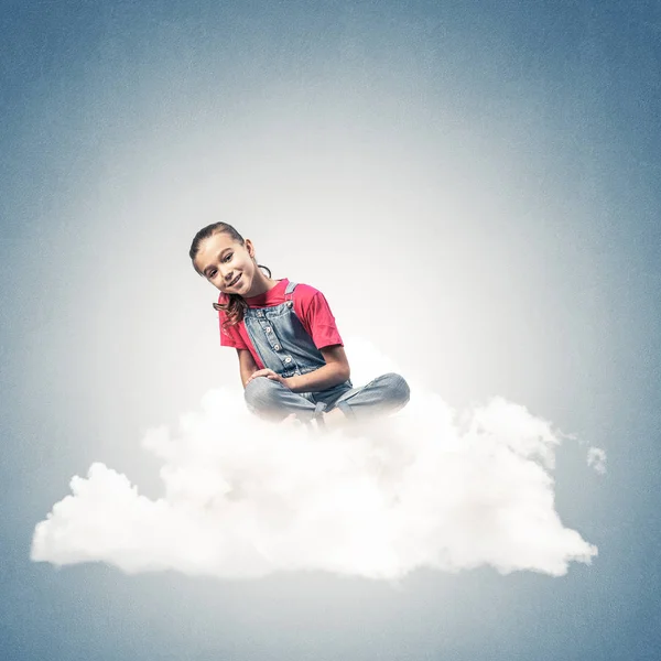 Симпатична Дівчинка Сидить Хмарі Фоні Синього Кольору — стокове фото