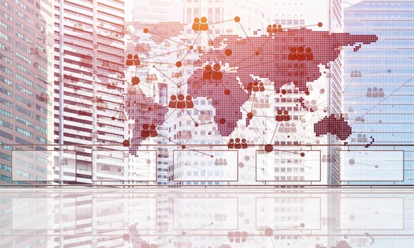 Koncepce globální komunikace a vytváření sítí s mapou světa nad městskou krajinou — Stock fotografie