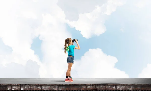 Cute Girl Wieku Szkolnym Dachu Budynku Patrząc Lornetkę — Zdjęcie stockowe