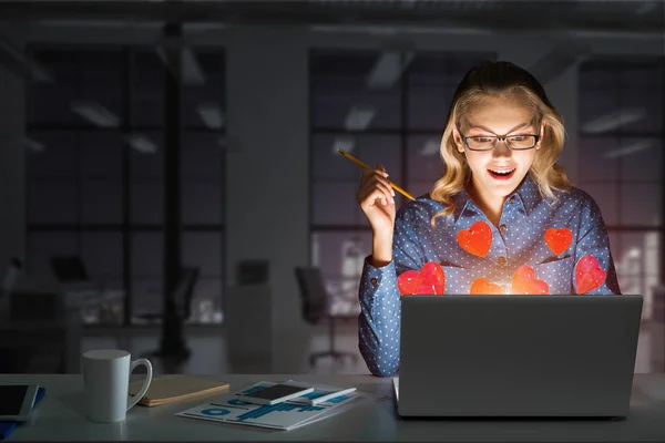 Überrascht Schöne Mädchen Die Glühenden Laptop Bildschirm Gemischte Medien — Stockfoto