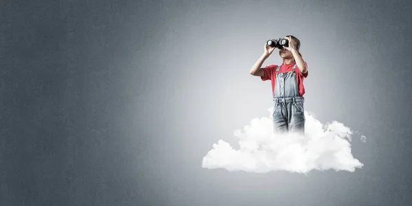 Nettes Kleines Mädchen Das Auf Wolke Steht Und Ein Fernglas — Stockfoto