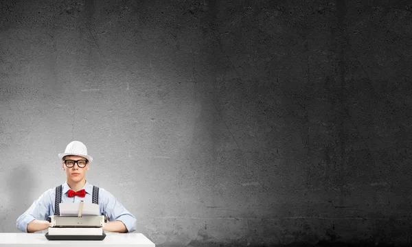 Junger Mann Mit Hut Und Brille Mit Schreibmaschine Tisch Vor — Stockfoto