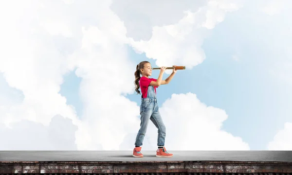 Nettes Mädchen Steht Auf Hausdach Und Schaut Spionaglas — Stockfoto