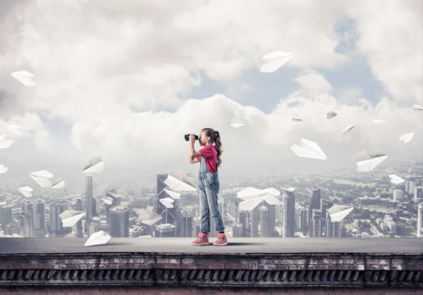 Roztomilé Dívka Školního Věku Střeše Budovy Při Pohledu Dalekohledu — Stock fotografie