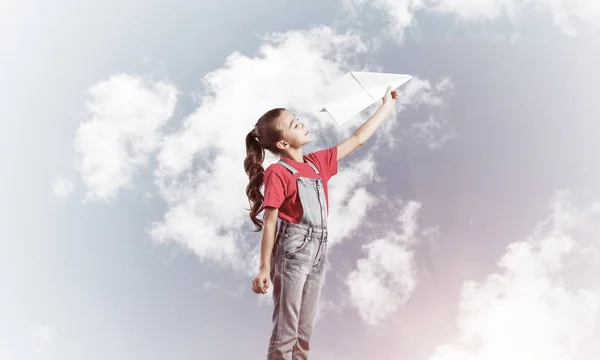 可爱的小女孩 身披长袍 手里拿着纸飞机 — 图库照片