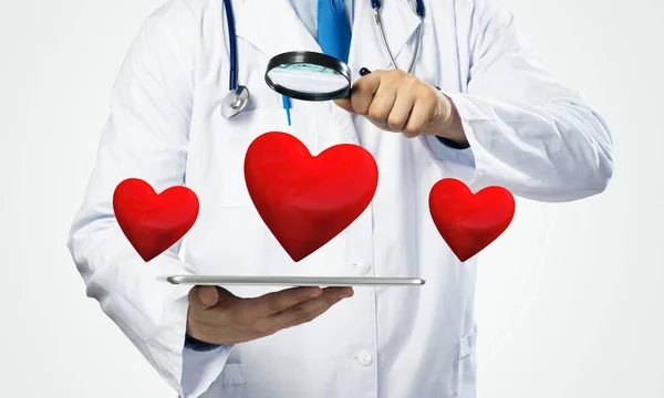 Conceptual Image Professional Doctor White Medical Uniform Studying Red Heart — ストック写真