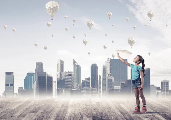 Schattig Kind Meisje Staan Houten Vloer Aerostaten Vliegen Lucht — Stockfoto