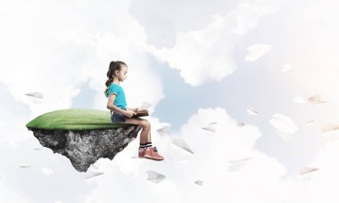 Gökyüzünde yüzen bir adada oturan tatlı, gülümseyen bir kız.