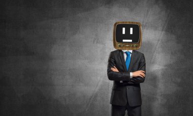 Arka plan üzerinde duran gri karanlık Duvar ile boş oda içinde iş başına silah tutmak yerine eski Tv ile takım elbiseli adamı geçti.