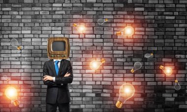 İşadamı kafa yerine eski Tv ile.