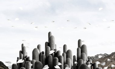 Nefes kesici manzarası olan çok sayıda taş sütun.