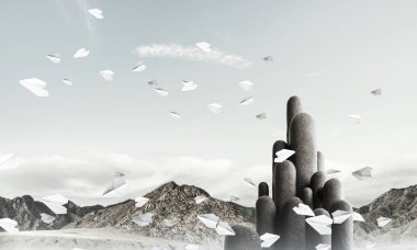 Nefes kesici manzarası olan çok sayıda taş sütun.