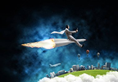 Arka plan üzerine açık alan ve dünya ile roket üzerinde uçan takım elbiseli genç işadamı kavramsal görüntü.