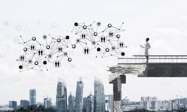 Kırık köprünün sonunda beyaz üniforma ayakta kavramsal görüntü emin kadın doktor ve sosyal medya ağ yapısı ile interracting. Tıbbi endüstri konsepti. Arka planda Cityscape