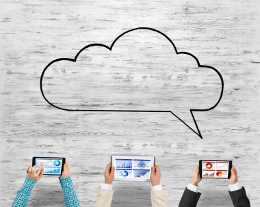 Masada oturan ve alet kullanan iş adamlarının en iyi görüntüsü.