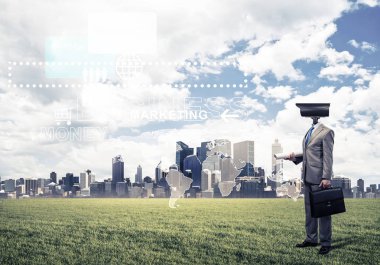 Modern citysca karşı yeşil çimenlerin üzerinde duran başlı kamera adam