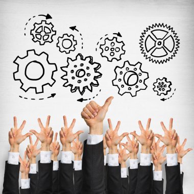 Bir grup iş adamı ahşap arka planda jestler gösteriyor.