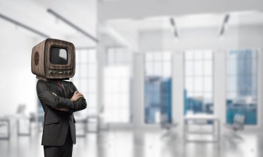 İşadamı kafa yerine eski Tv ile.
