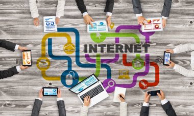 Masada oturan ve alet kullanan iş adamlarının en iyi görüntüsü.