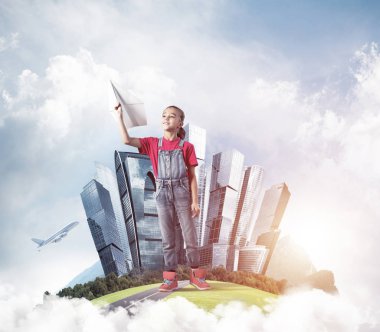 Yüzen adada kağıt uçak atan tatlı bir kız.