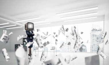 İş kadını baş yerine eski bir Tv ile.