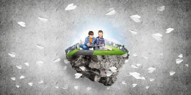 ECO konsepti yüzen ada ve üzerinde kitap oturan çocuklar.