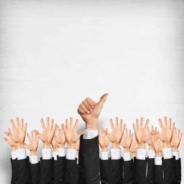 Bir grup iş adamı ahşap arka planda jestler gösteriyor.