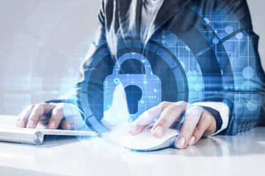 Klavye üzerinde kadın yazarak şifre ile Internet güvenlik kavramı