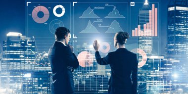 Arka ayakta ve sanal ekran ile birlikte çalışan iki iş adamları